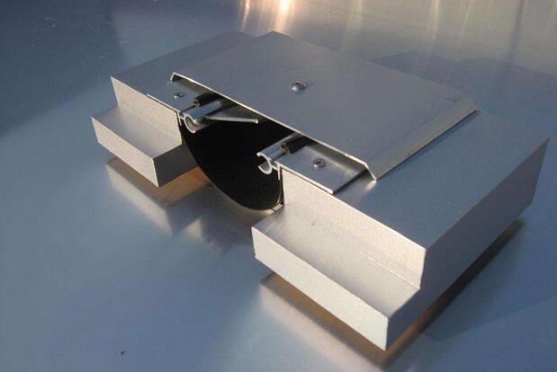 防震缝一般设置多少宽度?