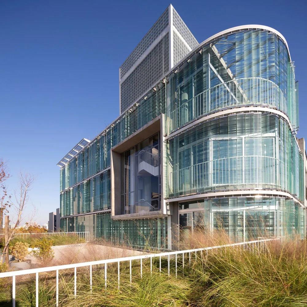 水晶般的立面空间丨布宜诺斯艾利斯夏日办公大楼